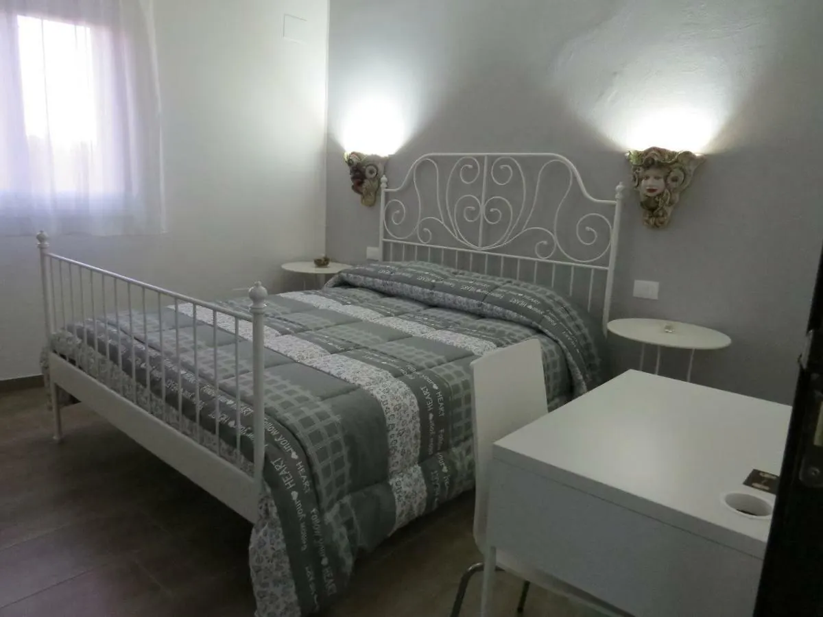 B&B Maison Blanche Кальтаджироне 3*,